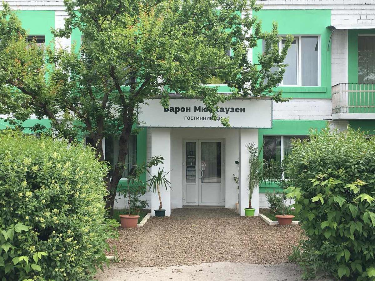Baron Munchausen Guest House Kamjanez-Podilskyj Exterior foto